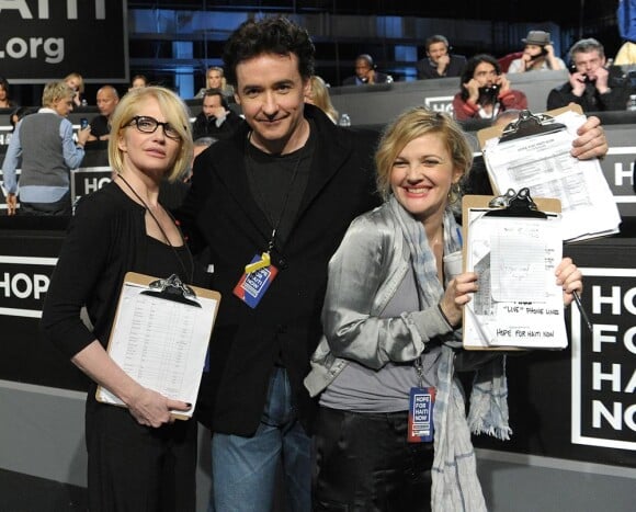 Hélène Barkin, John Cusack et Drew Barrymore à Los Angeles pendant le Téléthon pour Haïti organisé le 22 janvier par George Clooney et Wyclef Jean.