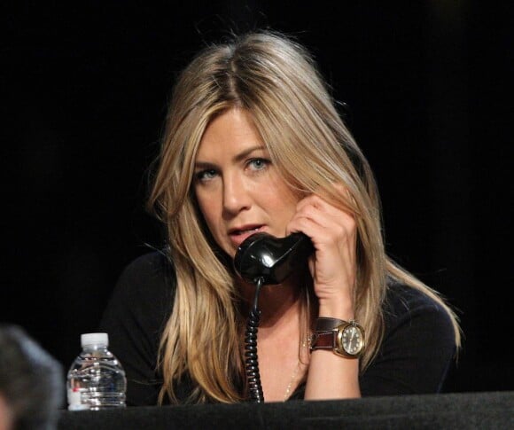 Jennifer Aniston à Los Angeles pendant le Téléthon pour Haïti organisé le 22 janvier par George Clooney et Wyclef Jean.