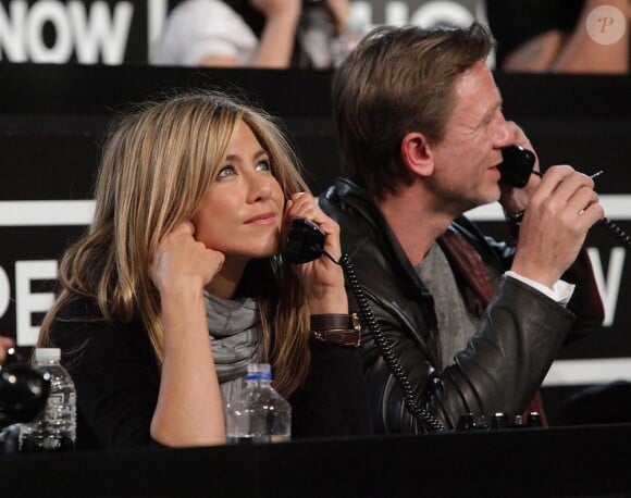 Jennifer Aniston et Daniel Craig à Los Angeles pendant le Téléthon pour Haïti organisé le 22 janvier par George Clooney et Wyclef Jean.