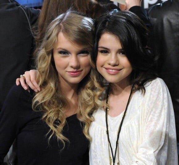 Taylor Swift et Selena Gomez à Los Angeles pendant le Téléthon pour Haïti organisé le 22 janvier par George Clooney et Wyclef Jean.