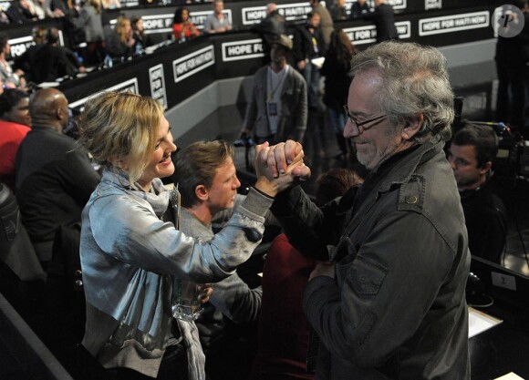 Drew Barrymore et Steven Spielberg à Los Angeles pendant le Téléthon pour Haïti organisé le 22 janvier par George Clooney et Wyclef Jean.