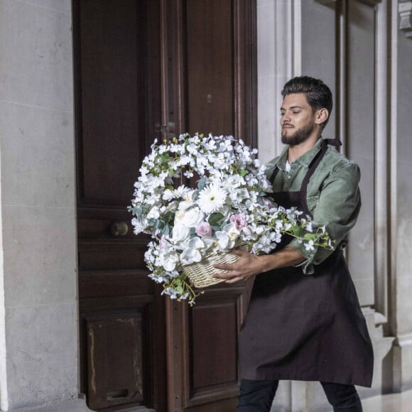 Exclusif - Rayane Bensetti - Séquence "Le concierge de l'immeuble" - Tournage du téléfilm " Ils s'aiment... enfin presque ", qui sera diffusé le lundi 18 avril à 21h10 sur TF1. © Cyril Moreau / Bestimage