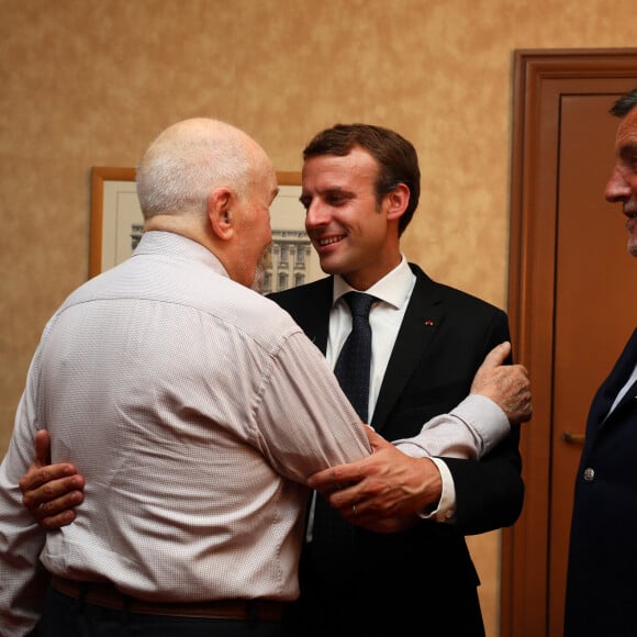 Exclusif - Michel Bouquet, le président de la République française Emmanuel Macron et Jean-Claude Camus dans les loges après la représentation - Le président de la République française et sa femme la Première Dame sont allés à la représentation de la pièce de théâtre "Le Tartuffe" au théâtre de La Porte Saint-Martin à Paris, France, le 14 octobre 2017. © Sébastien Valiela/Bestimage 