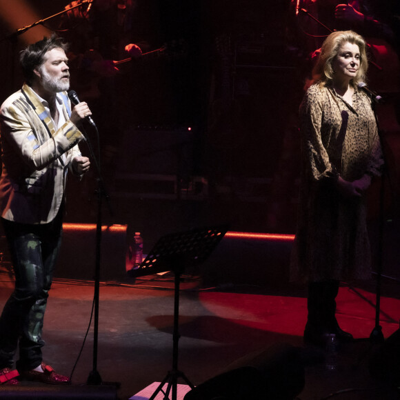 Exclusif - Rufus Wainwright fait monter Catherine Deneuve sur scène pour un duo lors de son concert au Grand Rex à Paris, le 30 mars 2022. © Jack Tribeca / Bestimage