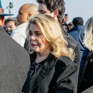 Catherine Deneuve - Défilé Femmes Louis Vuitton Automne/Hiver 2022/2023 lors de la Fashion Week de Paris au musée d'Orsay à Paris, le 7 mars 2022. © Veeren-Clovis/Bestimage