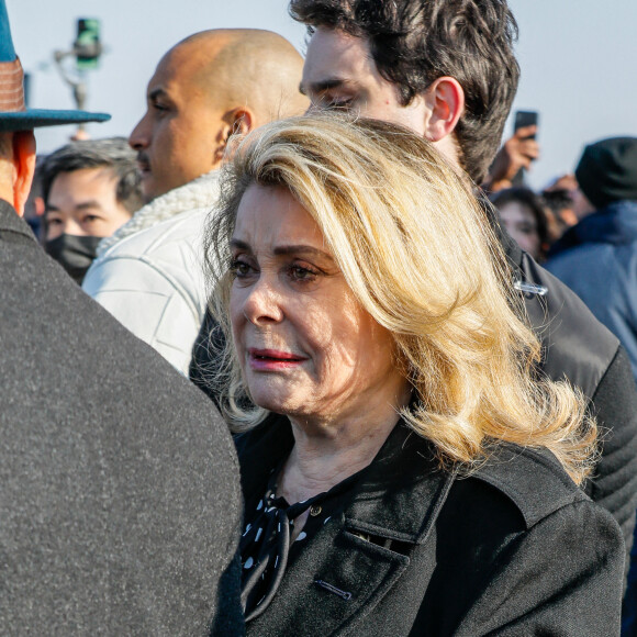 Catherine Deneuve - Défilé Femmes Louis Vuitton Automne/Hiver 2022/2023 lors de la Fashion Week de Paris au musée d'Orsay à Paris, le 7 mars 2022. © Veeren-Clovis/Bestimage