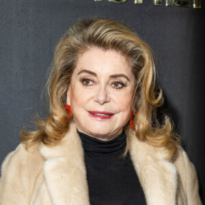 Catherine Deneuve - Photocall du défilé Saint-Laurent Prêt-à-porter Automne/Hiver 2022/2023 dans le cadre de la Fashion Week de Paris, le 1er Mars 2022. © Olivier Borde /Bestimage