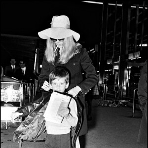 Archives - Catherine Deneuve et son fils Christian Vadim dans un aéroport à Paris.