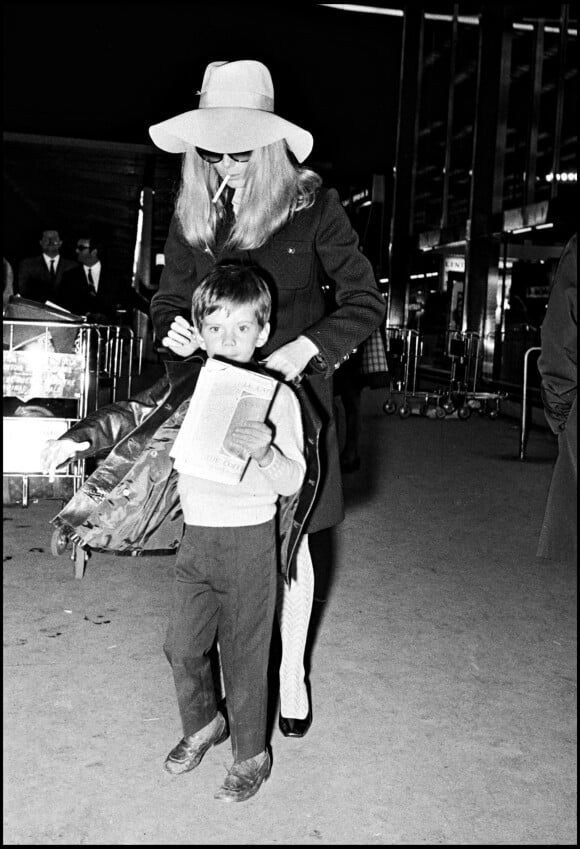 Archives - Catherine Deneuve et son fils Christian Vadim dans un aéroport à Paris.