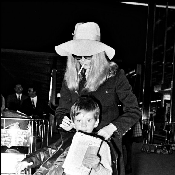 Archives - Catherine Deneuve et son fils Christian Vadim dans un aéroport à Paris.
