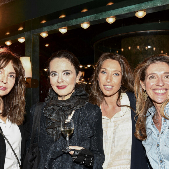 Anne Parillaud, Amélie Nothomb, Laura Smet et Carole Chrétiennot - Remise du prix littéraire "La Closerie des Lilas" à la Closerie des Lilas à Paris le 12 avril 2022.  © Pierre Perusseau/Bestimage