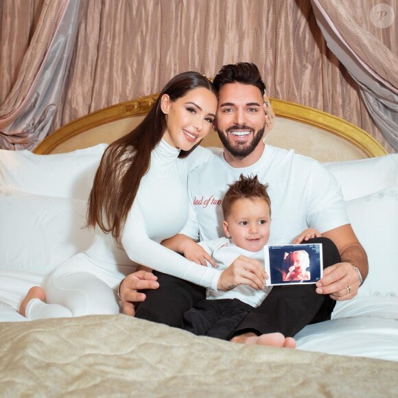 Nabilla Vergara en famille avec son mari Thomas et leur fils Milann pour annoncer le futur heureux événement