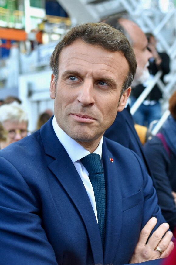 Le président français et parti libéral La République en marche (LREM) candidat à la réélection Emmanuel Macron et l'ancien Premier ministre français et maire du Havre Edouard Philippe visitent le port du Havre, dans le nord-ouest de la France, le 14 avril 2022 dans le cadre d'une visite de campagne d'une journée, dix jours avant le second tour de l'élection présidentielle française