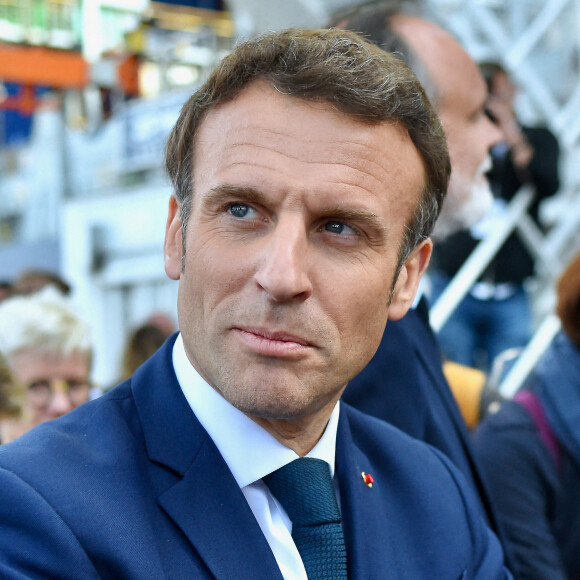 Le président français et parti libéral La République en marche (LREM) candidat à la réélection Emmanuel Macron et l'ancien Premier ministre français et maire du Havre Edouard Philippe visitent le port du Havre, dans le nord-ouest de la France, le 14 avril 2022 dans le cadre d'une visite de campagne d'une journée, dix jours avant le second tour de l'élection présidentielle française