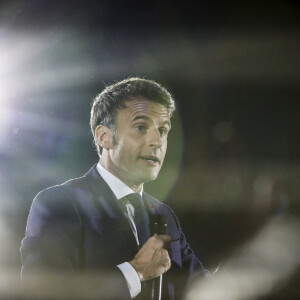 Le président de la République française et candidat du parti centriste La République en marche (LREM) à la réélection, Emmanuel Macron lors d'un rassemblement sur la place du château de Strasbourg, dans l'Est de la France, le 12 avril 2022