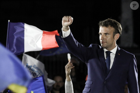 Le président de la République française et candidat du parti centriste La République en marche (LREM) à la réélection, Emmanuel Macron lors d'un rassemblement sur la place du château de Strasbourg, dans l'Est de la France, le 12 avril 2022