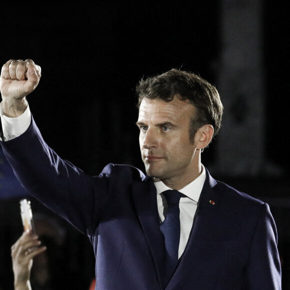 Le président de la République française et candidat du parti centriste La République en marche (LREM) à la réélection, Emmanuel Macron lors d'un rassemblement sur la place du château de Strasbourg, dans l'Est de la France, le 12 avril 2022