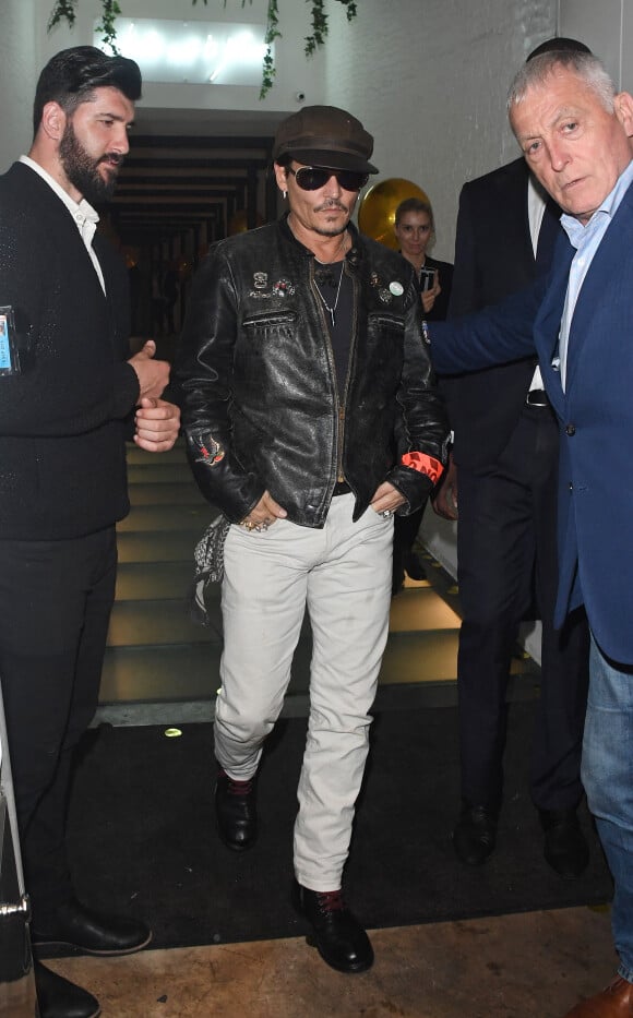 Johnny Depp à la sortie d'une soirée privée au restaurant "Ours" à Londres, le 27 juin 2017. 