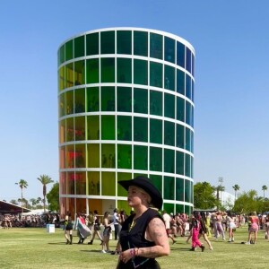 Louane en petite robe noire au festival de Coachella, le 16 avril 2022.