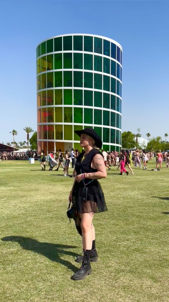 Louane en petite robe noire au festival de Coachella, le 16 avril 2022.