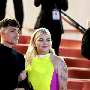 Florian Rossi et sa compagne Louane Emera lors de la 23ème édition des NRJ Music Awards 2021 au Palais des Festivals de Cannes, le 20 novembre 2021. © Dominique Jacovides/Bestimage 