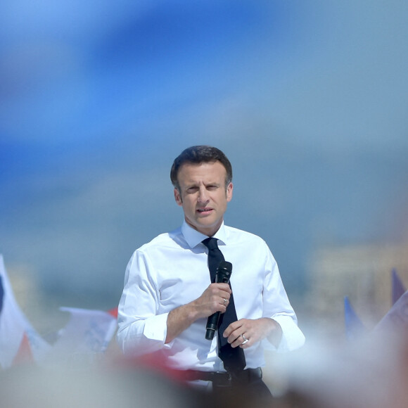 Emmanuel Macron, président de la République Française, candidat de La République En Marche (LREM) en lice pour le deuxième tour de l'élection présidentielle, en meeting dans le quartier du Pharo à Marseille, le 16 avril 2022. © Franck Castel/Bestimage
