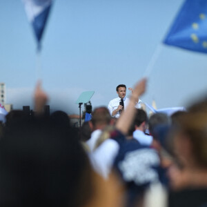 Emmanuel Macron, président de la République Française, candidat de La République En Marche (LREM) en lice pour le deuxième tour de l'élection présidentielle, en meeting dans le quartier du Pharo à Marseille, le 16 avril 2022. © Franck Castel/Bestimage
