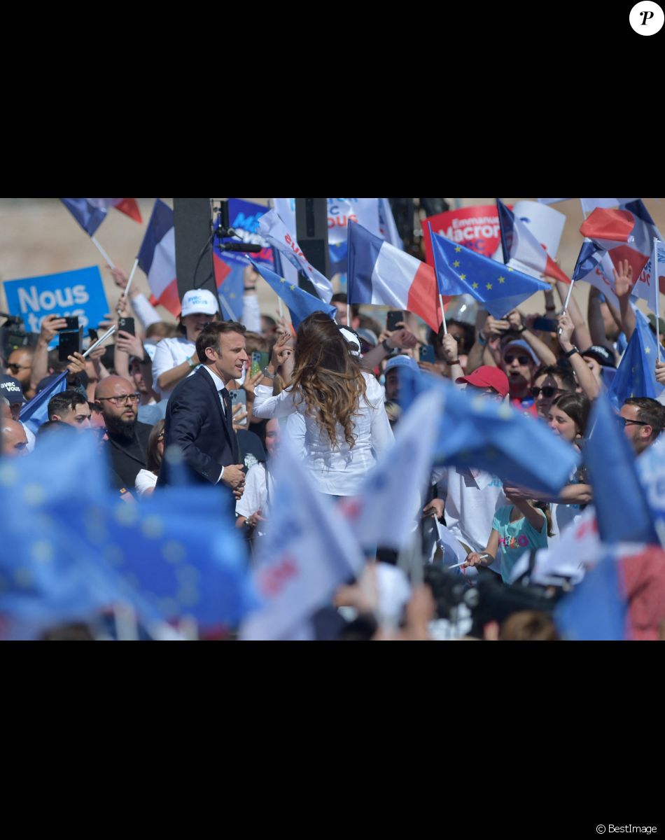 Emmanuel Macron Chemise Ouverte Et Torse Poilu Les Coulisses De Son Meeting à Marseille 5280