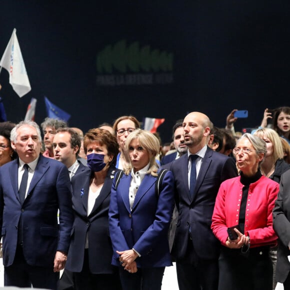 Le président de l'assemblée nationale Richard Ferrand, la première dame, Brigitte Macron, le Premier ministre, Jean Castex, Francois Bayrou, Elisabeth Borne et Jean-Yves Le Drian - Le président de la République française et candidat du parti centriste La République en marche (LREM) à la réélection, a effectué son premier grand meeting de campagne au Paris le Défense Arena à Nanterre, France, le 2 Avril 2022. © Stéphane Lemouton/Bestimage 