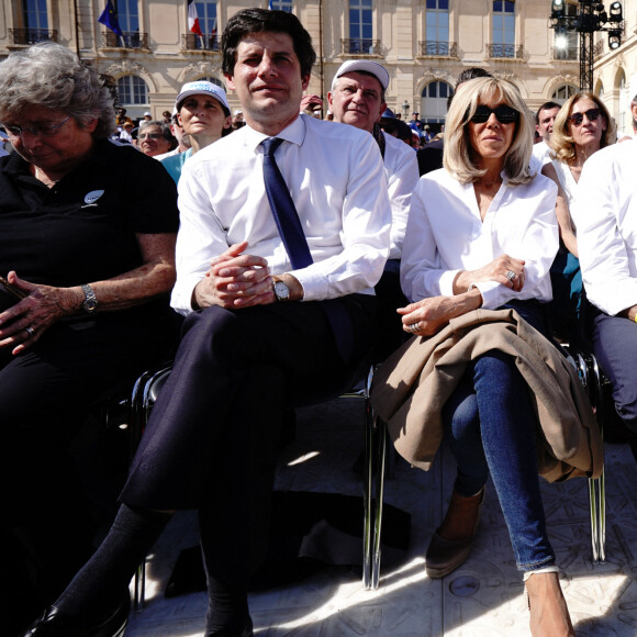 Jacqueline Franjou, Julien Denormandie (ministre de l'Agriculture et de l'Alimentation de France), Brigitte Macron et Renaud Muselier (Président du conseil régional de Provence-Alpes-Côte d'Azur) - Emmanuel Macron, président de la République Française, candidat de La République En Marche (LREM) en lice pour le deuxième tour de l'élection présidentielle, en meeting dans le quartier du Pharo à Marseille, le 16 avril 2022. 