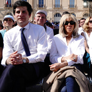 Julien Denormandie (ministre de l'Agriculture et de l'Alimentation de France), Brigitte Macron et Renaud Muselier (Président du conseil régional de Provence-Alpes-Côte d'Azur) - Emmanuel Macron, président de la République Française, candidat de La République En Marche (LREM) en lice pour le deuxième tour de l'élection présidentielle, en meeting dans le quartier du Pahro à Marseille, le 16 avril 2022. 