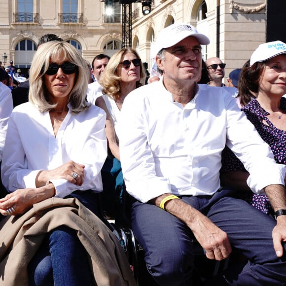 Julien Denormandie (ministre de l'Agriculture et de l'Alimentation de France), Brigitte Macron et Renaud Muselier (Président du conseil régional de Provence-Alpes-Côte d'Azur) - Emmanuel Macron, président de la République Française, candidat de La République En Marche (LREM) en lice pour le deuxième tour de l'élection présidentielle, en meeting dans le quartier du Pahro à Marseille, le 16 avril 2022. 