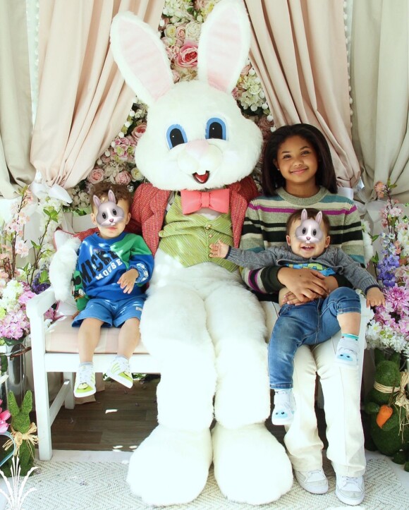 Kenna et Isaiah, les enfants de Christina Milian et M. Pokora, avec leur grande soeur Violet (fille aînee de Christina Milian) pour Pâques. Le 17 avril 2022.