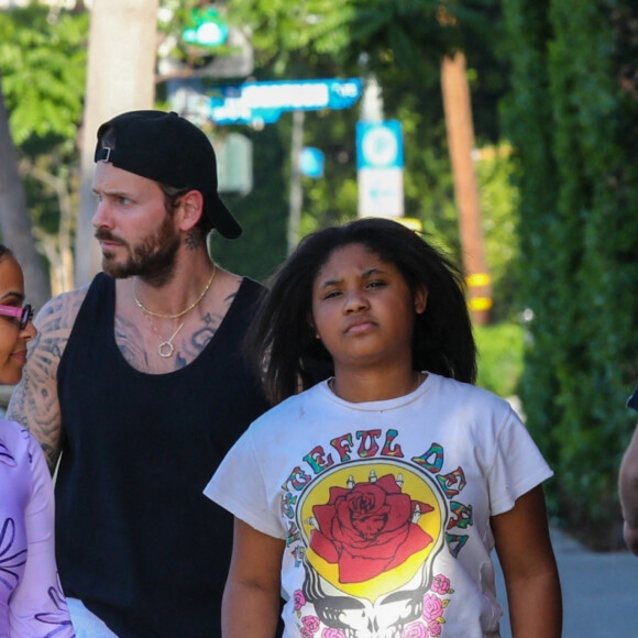 Exclusif - Christina Milian fait du shopping avec sa fille Violet et son mari Matt Pokora (M. Pokora) à Los Angeles le 6 avril 2022.