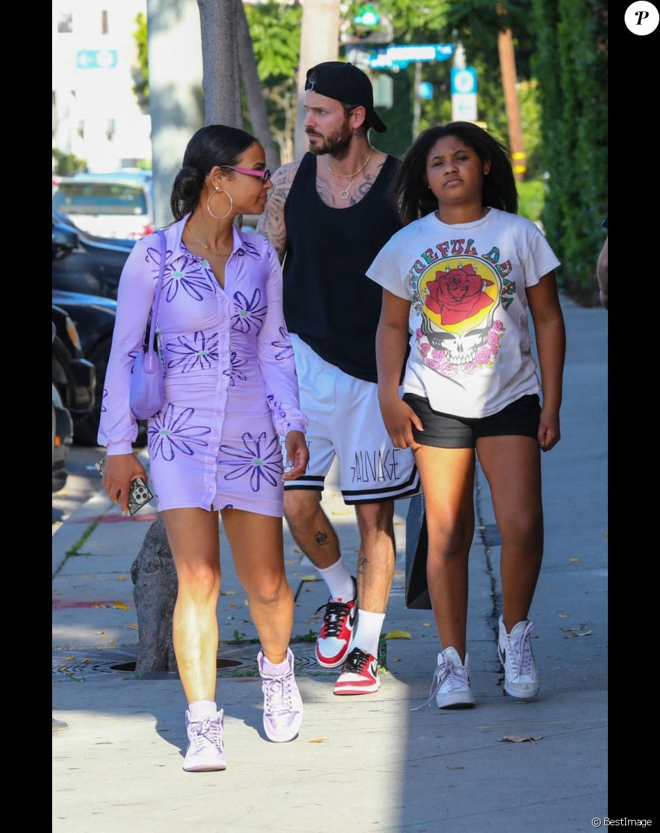 Exclusif - Christina Milian fait du shopping avec sa fille Violet et son mari Matt Pokora (M. Pokora) à Los Angeles le 6 avril 2022.