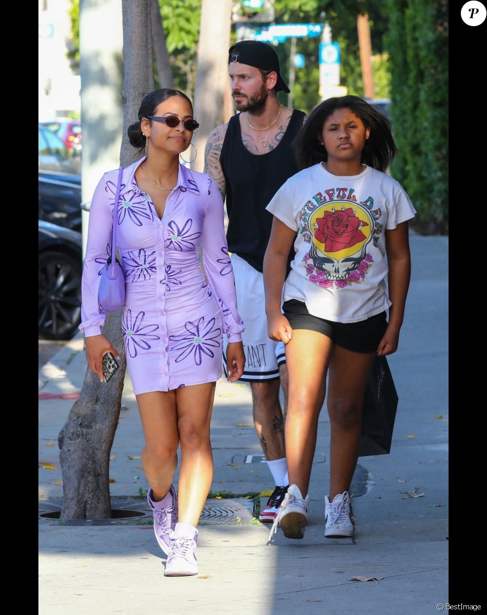 Exclusif - Christina Milian fait du shopping avec sa fille Violet et son mari Matt Pokora (M. Pokora) à Los Angeles le 6 avril 2022.