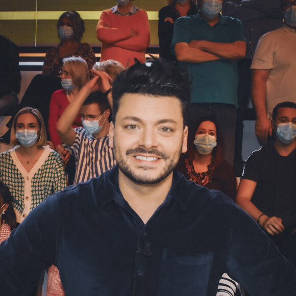 Exclusif - Kev Adams sur le plateau de l'émission TPMP (Touche pas à mon poste) diffusée en direct sur la chaine C8 le 15 février 2022. © Jack Tribeca / Bestimage 