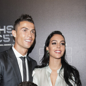 Cristiano Ronaldo (meilleur joueur), son fils Cristiano Jr et sa compagne Georgina Rodriguez enceinte - The Best FIFA Football Awards 2017 au London Palladium à Londres, le 23 octobre 2017. © Pierre Perusseau/Bestimage 
