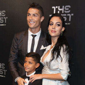 Cristiano Ronaldo (meilleur joueur), son fils Cristiano Jr et sa compagne Georgina Rodriguez enceinte - The Best FIFA Football Awards 2017 au London Palladium à Londres, le 23 octobre 2017. © Pierre Perusseau/Bestimage 