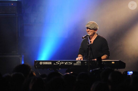 Pascal Obispo à l'occasion du concert Un dimanche pour Haïti, qui s'est déroulé au Bataclan, à Paris, le 24 janvier 2010.