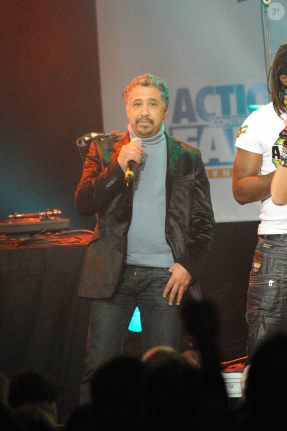 Khaled à l'occasion du concert Un dimanche pour Haïti, qui s'est déroulé au Bataclan, à Paris, le 24 janvier 2010.