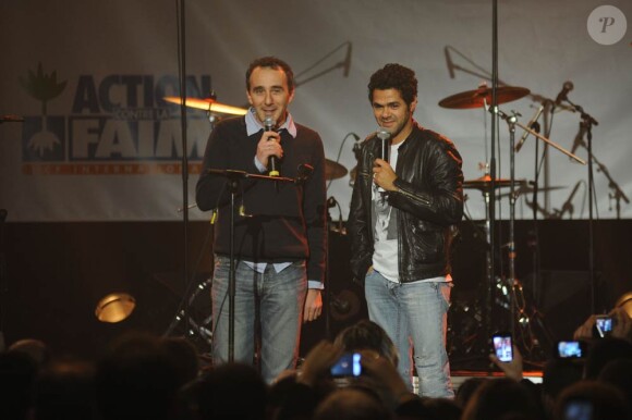 Elie Semoun et Jamel Debbouze à l'occasion du concert Un dimanche pour Haïti, qui s'est déroulé au Bataclan, à Paris, le 24 janvier 2010.