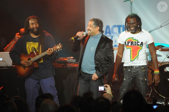Khaled à l'occasion du concert Un dimanche pour Haïti, qui s'est déroulé au Bataclan, à Paris, le 24 janvier 2010.