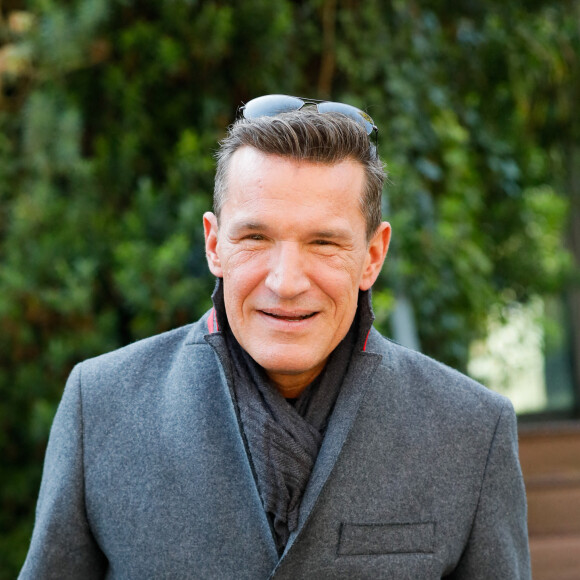 Benjamin Castaldi quitte le studio Gabriel à Paris, après l'enregistrement de l'émission "Vivement Dimanche" consacrée à Y.Montand et diffusée le 14 novembre 2021 sur France 2. Le 28 octobre 2021. © Christophe Clovis / Bestimage