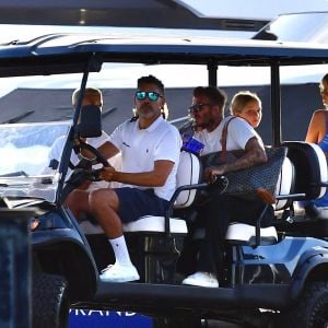 La famille Beckham (David, Victoria et leurs enfants Romeo, Cruz et Harper) est de retour après une fête sur leur yacht pour le 48ème anniversaire de Victoria avec famille et amis, notamment David Grutman, le gourour de la nuit à Miami. Miami, le 19 avril 2022. 