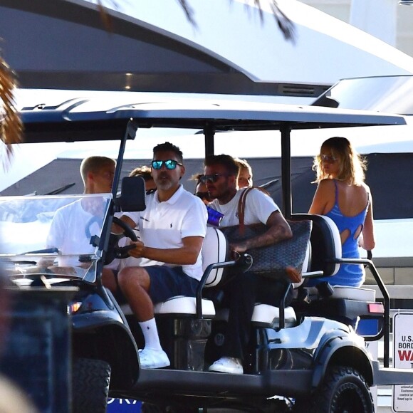 La famille Beckham (David, Victoria et leurs enfants Romeo, Cruz et Harper) est de retour après une fête sur leur yacht pour le 48ème anniversaire de Victoria avec famille et amis, notamment David Grutman, le gourour de la nuit à Miami. Miami, le 19 avril 2022. 