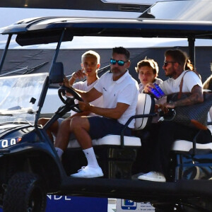 La famille Beckham (David, Victoria et leurs enfants Romeo, Cruz et Harper) est de retour après une fête sur leur yacht pour le 48ème anniversaire de Victoria avec famille et amis, notamment David Grutman, le gourour de la nuit à Miami. Miami, le 19 avril 2022. 