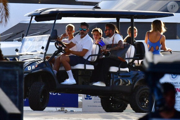La famille Beckham (David, Victoria et leurs enfants Romeo, Cruz et Harper) est de retour après une fête sur leur yacht pour le 48ème anniversaire de Victoria avec famille et amis, notamment David Grutman, le gourour de la nuit à Miami. Miami, le 19 avril 2022. 