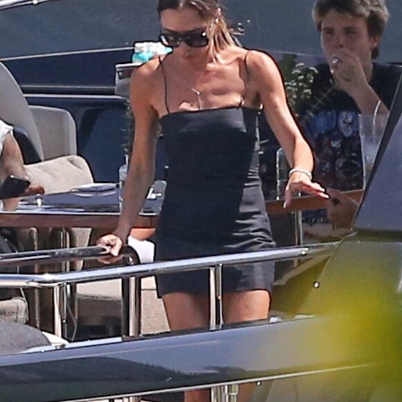 Victoria Beckham fête son 48ème anniversaire sur le yacht familial, avec son mari David Beckham, leurs enfants Romeo, Cruz et Harper et leurs amis, notamment David Grutman, le gourou de la nuit à Miami. Miami, le 19 avril 2022.