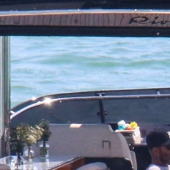 Victoria Beckham fête son 48ème anniversaire sur le yacht familial, avec son mari David Beckham, leurs enfants Romeo, Cruz et Harper et leurs amis, notamment David Grutman, le gourou de la nuit à Miami. Miami, le 19 avril 2022. 